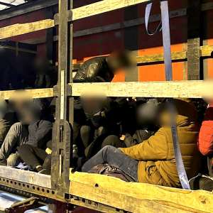 Poliţiştii de frontieră arădeni au depistat 84 de cetăţeni străini, ascunşi în două ansambluri rutiere