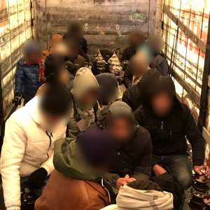 Poliţiştii de frontieră arădeni au depistat 84 de cetăţeni străini, ascunşi în două ansambluri rutiere