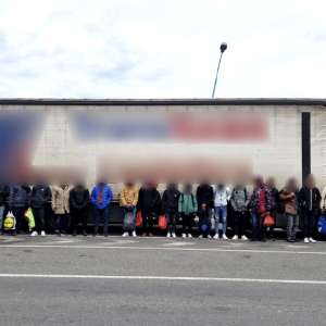 Poliţiştii de frontieră arădeni au depistat 84 de cetăţeni străini, ascunşi în două ansambluri rutiere