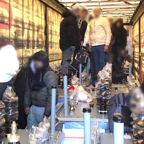 Poliţiştii de frontieră arădeni au depistat 84 de cetăţeni străini, ascunşi în două ansambluri rutiere