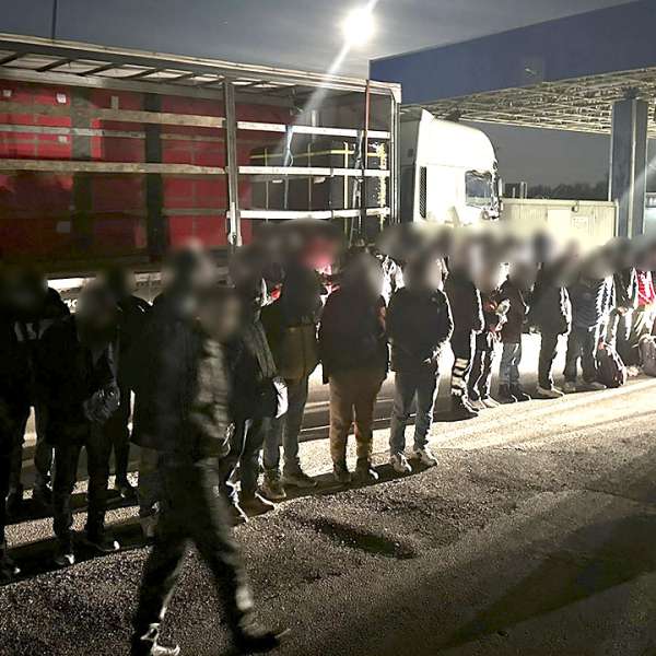 101 cetăţeni străini depistaţi în timp ce încercau să treacă ilegal frontiera