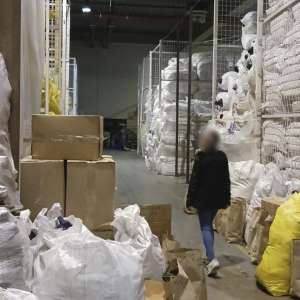 180 tone de deșeuri din haine second-hand, descoperite în urma unor percheziții efectuate în județul Prahova