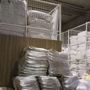 180 tone de deșeuri din haine second-hand, descoperite în urma unor percheziții efectuate în județul Prahova