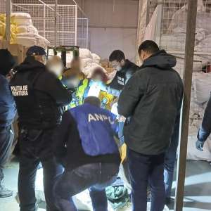 180 tone de deșeuri din haine second-hand, descoperite în urma unor percheziții efectuate în județul Prahova