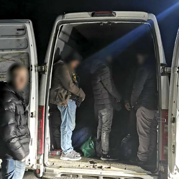 Un cetățean sârb și un lituanian arestați preventiv pentru trafic de migranți