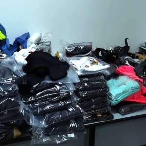 Peste 150.000 de produse contrafăcute, confiscate de poliţiştii de frontieră în primele 3 luni ale anului