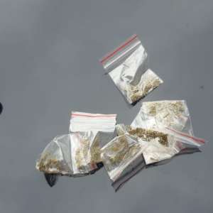 Sătmărean descoperit în Dorolț, cu șapte pliculețe de substanțe interzise