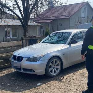 Sute de pachete cu țigări de contrabandă descoperite în portbagajul unei mașini