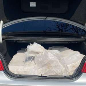 Sute de pachete cu țigări de contrabandă descoperite în portbagajul unei mașini
