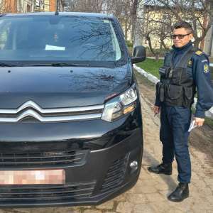 Neachitând ratele la care s-a obligat, a rămas fără mașină și cu un dosar penal pentru furt