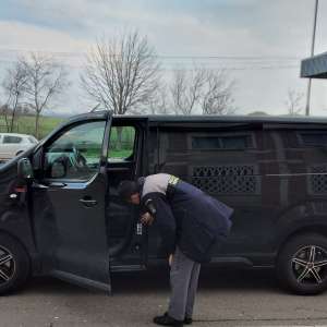 Neachitând ratele la care s-a obligat, a rămas fără mașină și cu un dosar penal pentru furt