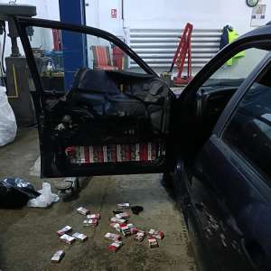 Ţigări de contrabandă disimulate în portierele și în bordul unui autoturism