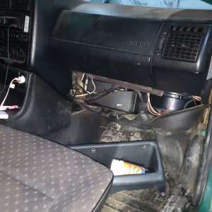 Ţigări de contrabandă disimulate în portierele și în bordul unui autoturism