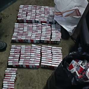 Ţigări de contrabandă disimulate în portierele și în bordul unui autoturism