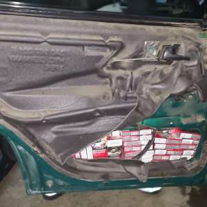 Ţigări de contrabandă disimulate în portierele și în bordul unui autoturism