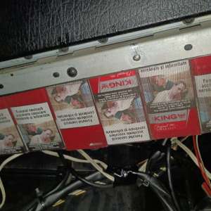 Ţigări de contrabandă disimulate în portierele și în bordul unui autoturism