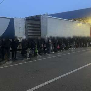 Acţiuni la frontiera cu Ungaria, 74 de cetățeni străini depistați. 65 dintre aceştia ascunşi într-un TIR încărcat cu profile din aluminiu