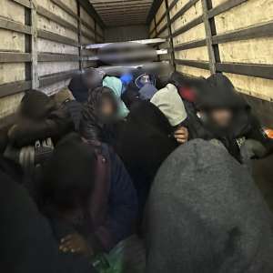 Acţiuni la frontiera cu Ungaria, 74 de cetățeni străini depistați. 65 dintre aceştia ascunşi într-un TIR încărcat cu profile din aluminiu