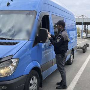 Pieton surprins la volan, sancționat penal de polițiștii de frontieră hușeni