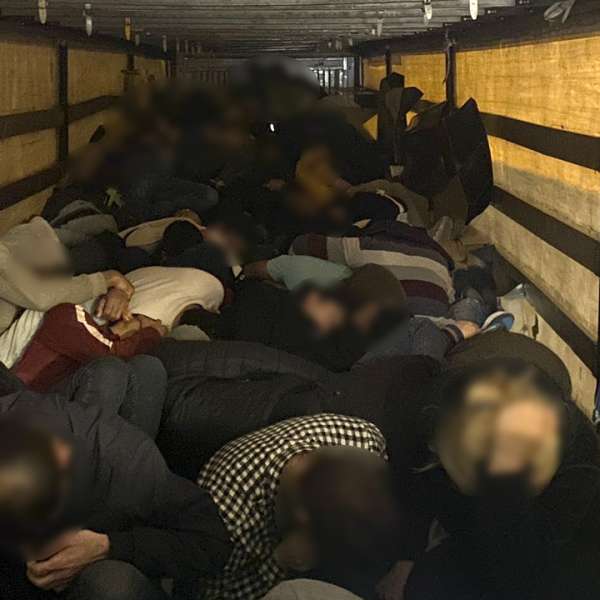 52 de cetățeni străini, depistaţi într-un automarfar. Intenţionau să treacă fraudulos frontiera