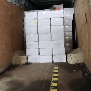 Dosar penal pentru un bărbat care a încercat să treacă frontiera cu 6 tone tutun de narghilea cu documente falsificate