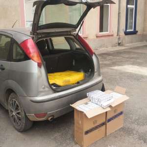 Țigări ascunse sub o pătură, descoperite într-un autoturism, în Satu Mare