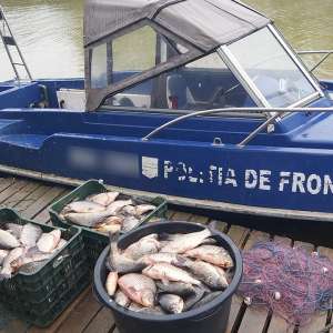 Dosare penale, peste 1.000 de metri de plase și 120 kg de pește confiscate în urma unor acțiuni ale polițiștilor de frontieră din cadrul Gărzii de Coastă