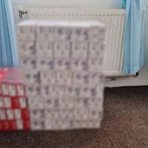 Doi șoferi, cercetați pentru contrabandă, au rămas fără țigări și fără microbuze