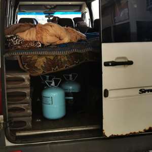 Butelii cu freon descoperite într-un microbuz