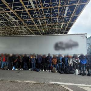 40 de cetățeni străini, depistaţi într-un automarfar. Intenţionau să treacă fraudulos frontiera