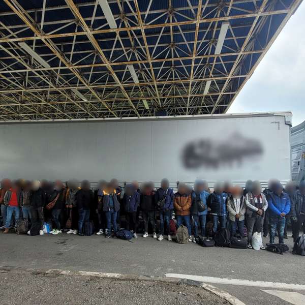 40 de cetățeni străini, depistaţi într-un automarfar. Intenţionau să treacă fraudulos frontiera