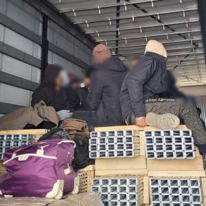 40 de cetățeni străini, depistaţi într-un automarfar. Intenţionau să treacă fraudulos frontiera