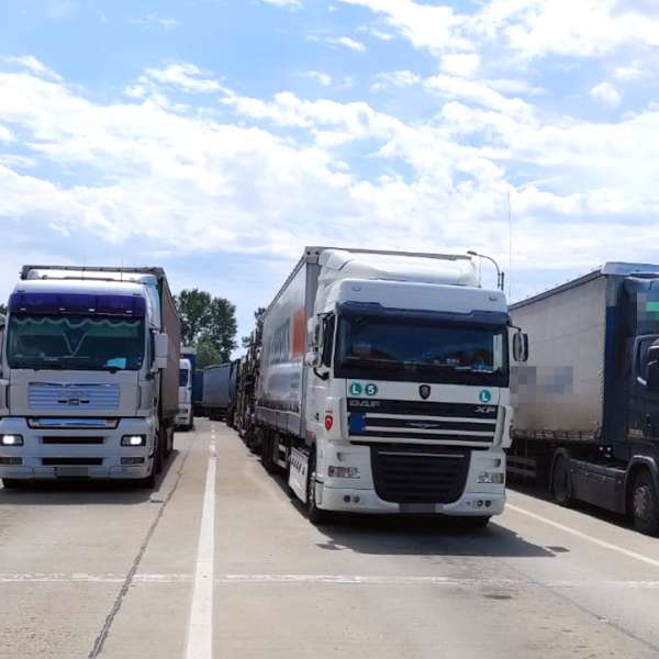 Cetățean sirian, ascuns pe osia unui autocamion,  depistat în P.T.F. Giurgiu