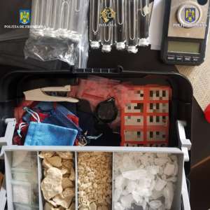 Cetăţean român, depistat pe aeroportul Otopeni cu substanțe interzise, în bagajul de cală