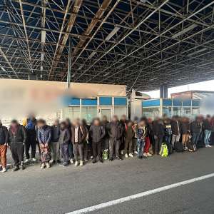 PTF Nădlac II: 105 de cetățeni din India, Pakistan, Afganistan și Siria depistați ascunși în două camioane