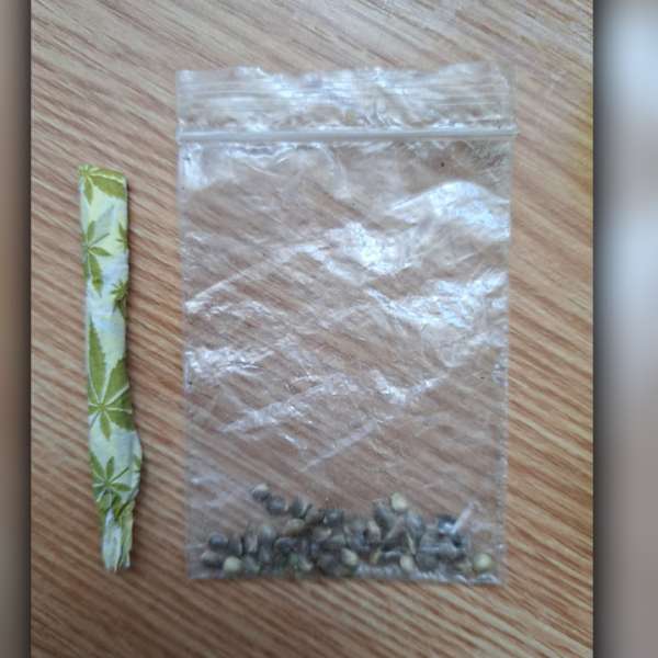 Țigară și semințe de cannabis depistate la intrarea în țară