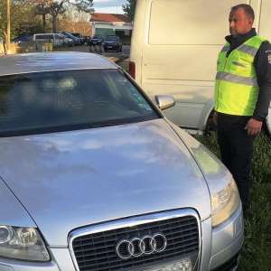 Fără permis de conducere la volanul unui autoturism căutat de către autorităţi