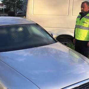 Fără permis de conducere la volanul unui autoturism căutat de către autorităţi