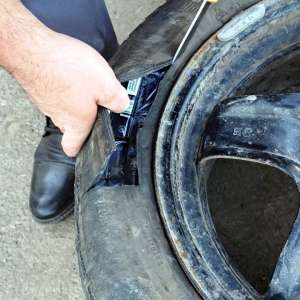 90.000 de lei valoarea sancţiunilor contravenţionale aplicate unor persoane pentru transportul ţigaretelor de contrabandă