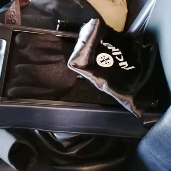 A rămas fără pistol, încercând să-l introducă în țară ascuns în cotiera autoturismului