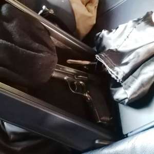 A rămas fără pistol, încercând să-l introducă în țară ascuns în cotiera autoturismului