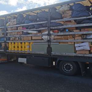 TIR încărcat cu aproximativ 10 de tone de deșeuri, oprit la P.T.F. Petea