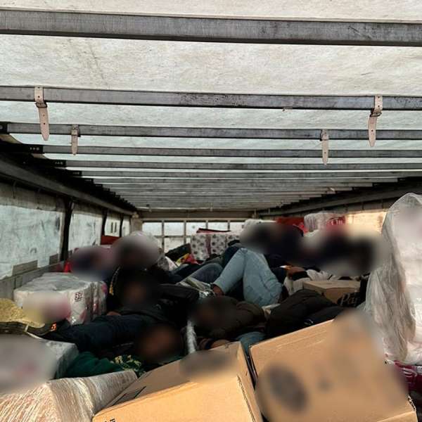 Două TIR-uri cu 90 de cetățeni din Bangladesh, Pakistan și Siria oprite la Nădlac II