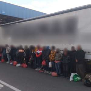 Două TIR-uri cu 90 de cetățeni din Bangladesh, Pakistan și Siria oprite la Nădlac II