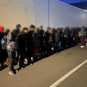 Două TIR-uri cu 90 de cetățeni din Bangladesh, Pakistan și Siria oprite la Nădlac II