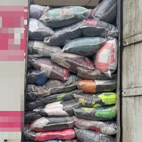 TIR încărcat cu aproximativ 10 de tone de deșeuri, oprit la P.T.F. Petea
