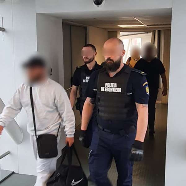 Cetăţean român adus sub escortă pe aeroportul Otopeni de autorităţile din S.U.A.