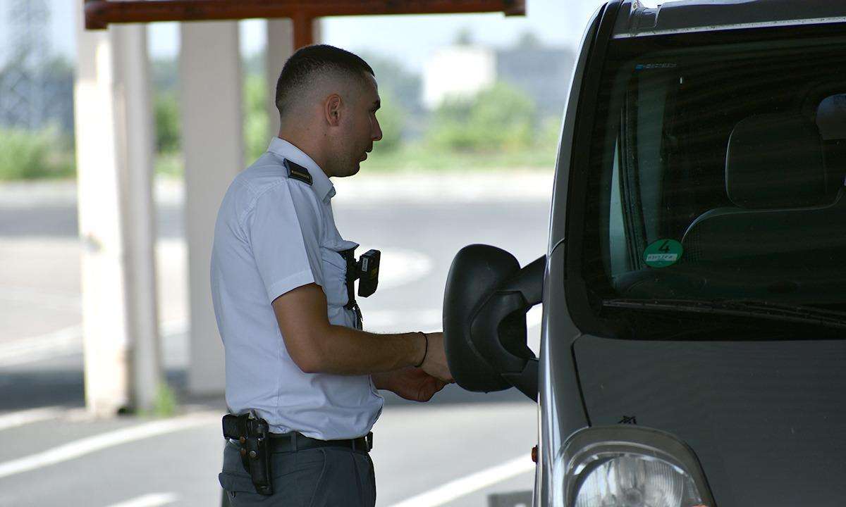 Permis de conducere fals, depistat de polițiștii din cadrul S.P.F. Bistreț
