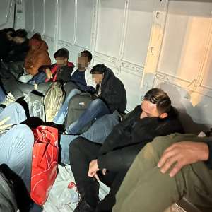 60 de cetăţeni străini depistați ascunși la Nădlac II