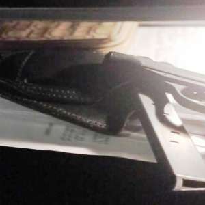 A uitat că transportă o armă neletală, iar acum este cercetat penal